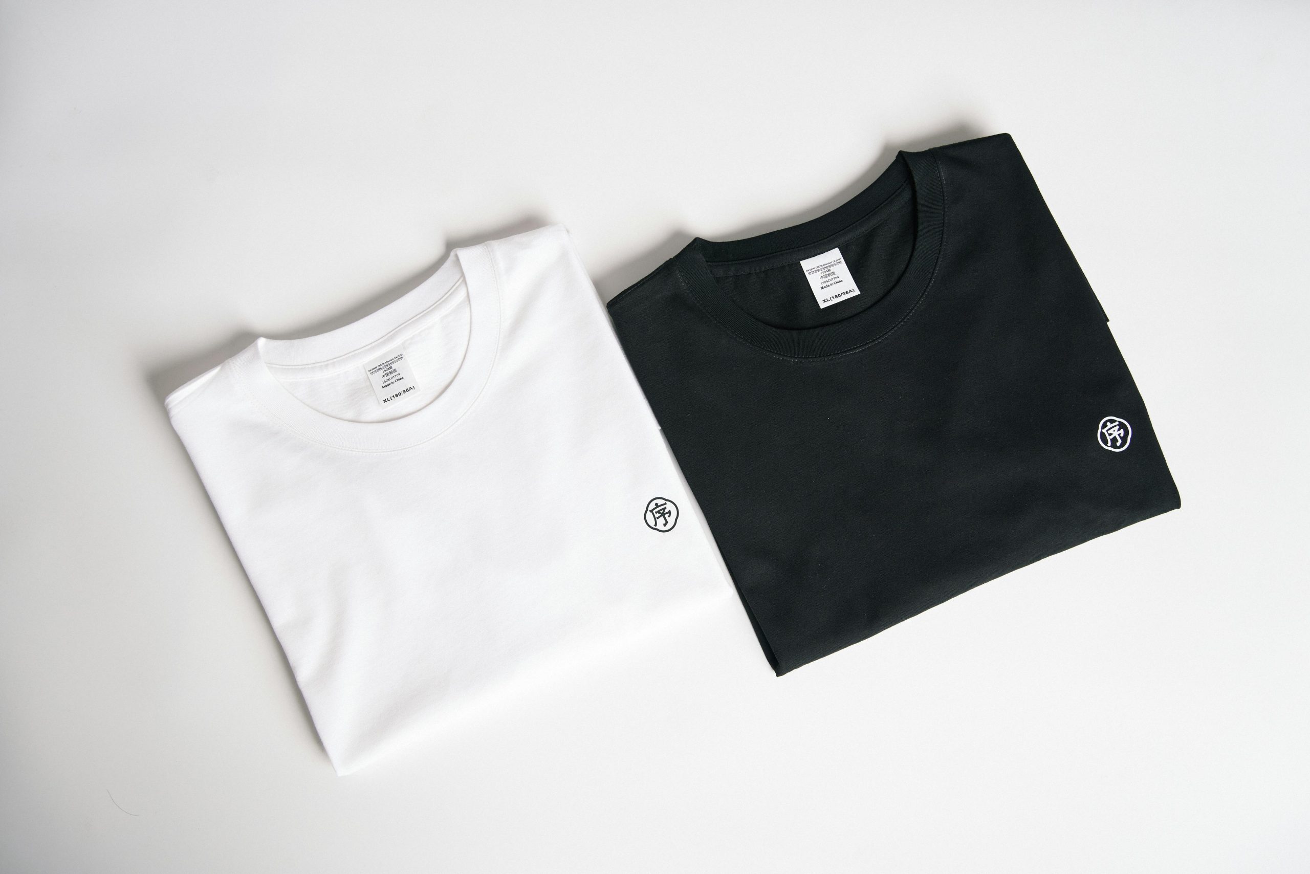 free-photo-of-basic-black-and-white-t-shirts